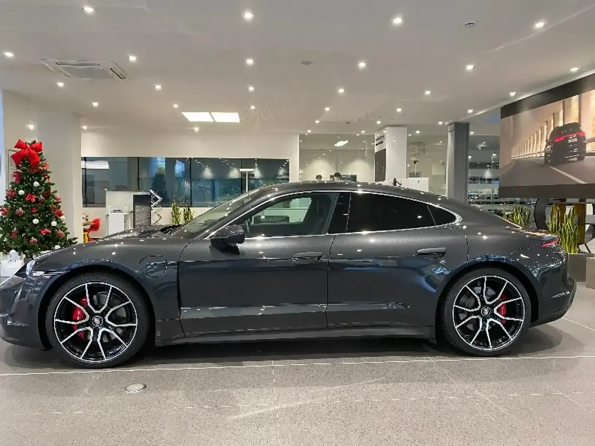 Usado Porsche Taycan 4S 419 kW (571 CV) 2023 Gris/plata Berlina
