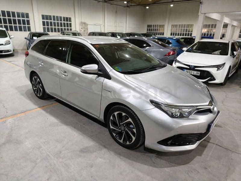 Usado Toyota Auris Hybrid 136 CV (100 kW) 2016 Gris / plata Familiar
