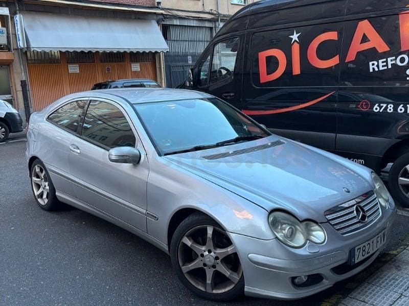 Usado Mercedes C200 Sport Edition 122 CV (89 kW) 2007 Gris / plata Berlina