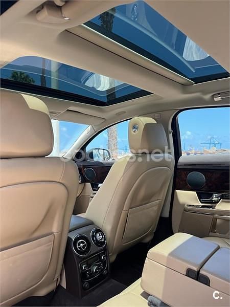 Usado Jaguar XJ Luxury 340 CV (250 kW) 2012 Gris / plata Berlina