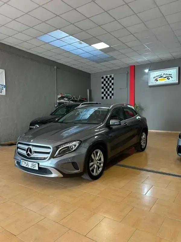 Usado Mercedes GLA200 Urban 136 CV (100 kW) 2014 Gris SUV