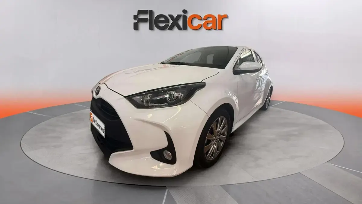 Usado Toyota Yaris Hybrid Active 116 CV (85 kW) 2023 Blanco Berlina