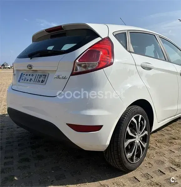 Usado Ford Fiesta Trend 100 CV (73 kW) 2014 Blanco Utilitario