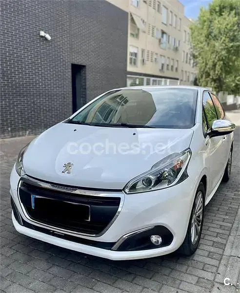 Usado Peugeot 208 Allure 82 CV (60 kW) 2017 Blanco Utilitario