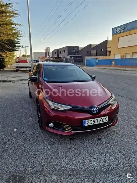 Usado Toyota Auris Hybrid Edition 136 CV (100 kW) 2017 Granate Berlina