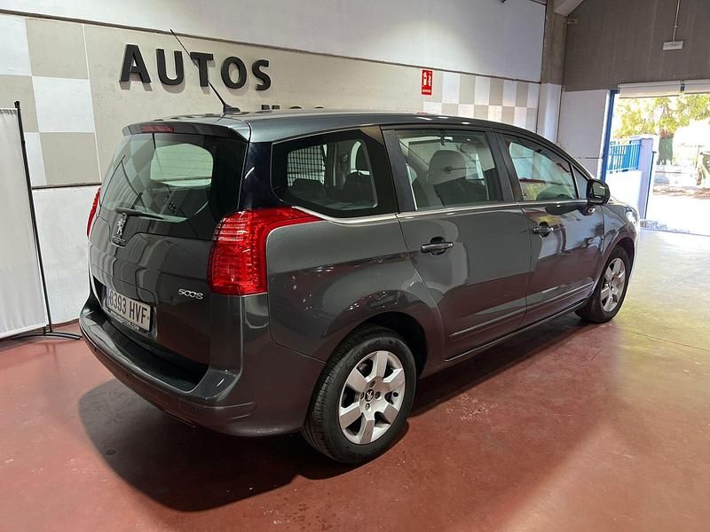 Usado Peugeot 5008 Active 115 CV (84 kW) 2014 Gris / plata Monovolumen