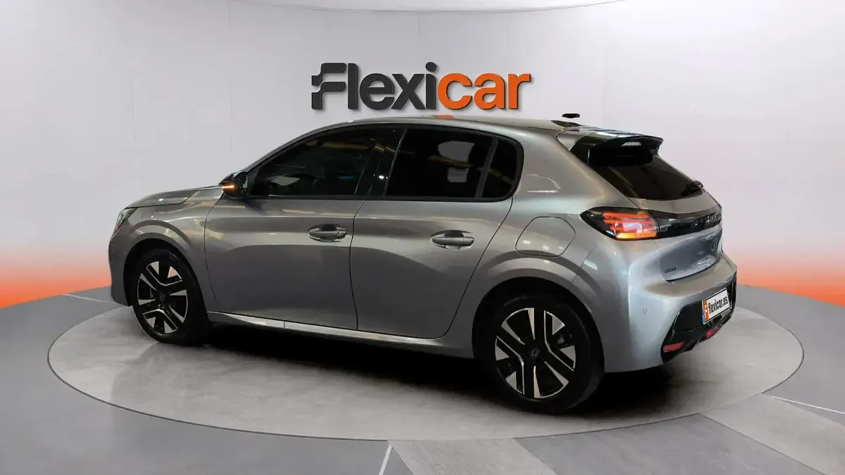 Usado Peugeot 208 Allure 101 CV (74 kW) 2025 Gris Utilitario