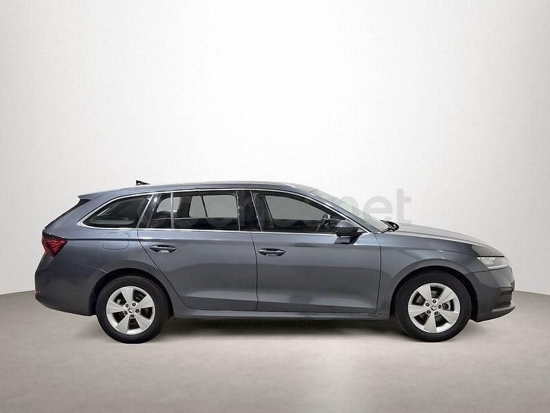 Usado Skoda Octavia Ambition 150 CV (110 kW) 2021 Gris / plata Familiar