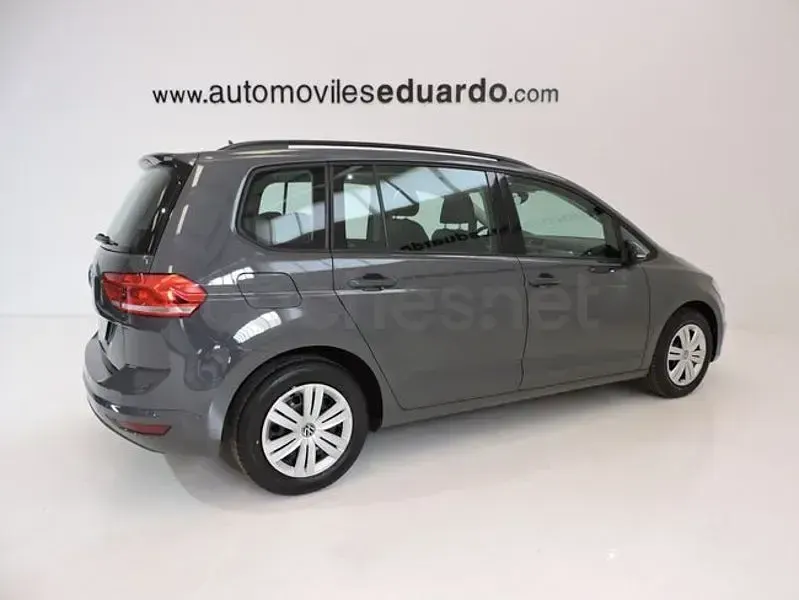 Usado VW Touran Advance 150 CV (110 kW) 2021 Gris / plata Monovolumen