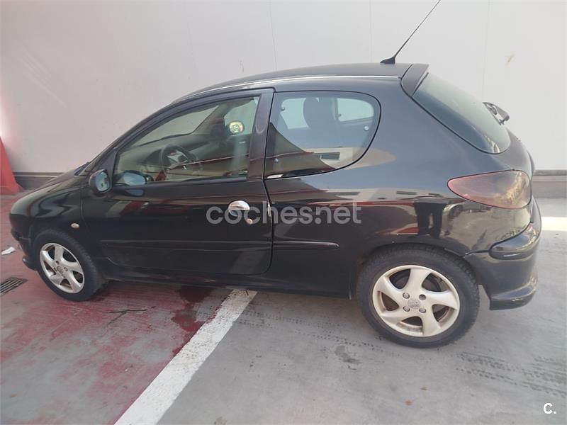 Usado Peugeot 206 90 CV (66 kW) 2004 Negro Berlina