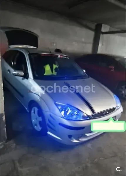 Usado Ford Focus Trend 115 CV (84 kW) 2002 Gris / plata Berlina