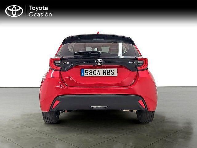 Usado Toyota Yaris Hybrid Active 116 CV (85 kW) 2025 Rojo Berlina