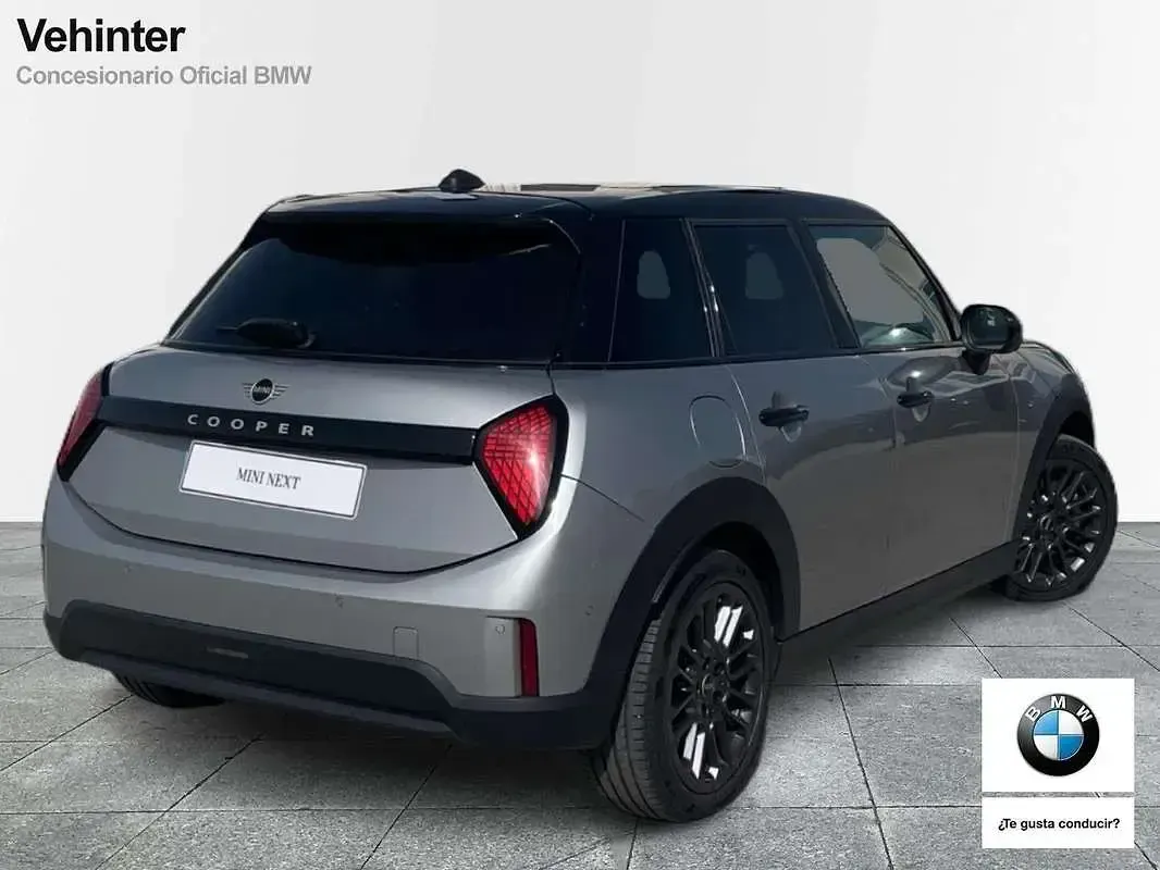 Usado Mini Cooper Essential 114 kW (156 CV) 2025 Plateado Utilitario