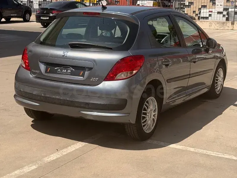 Usado Peugeot 207 Business-Line 75 CV (55 kW) 2010 Gris / plata Berlina