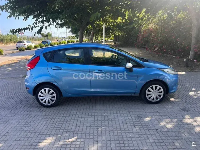 Usado Ford Fiesta Trend 68 CV (50 kW) 2011 Azul Berlina