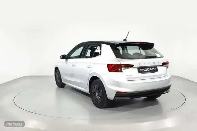 Usado Skoda Fabia Style 95 CV (69 kW) 2022 Plateado Utilitario