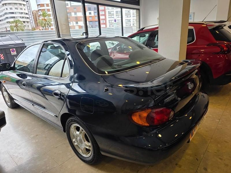Usado Hyundai Elantra GLS 141 CV (103 kW) 2000 Azul Berlina