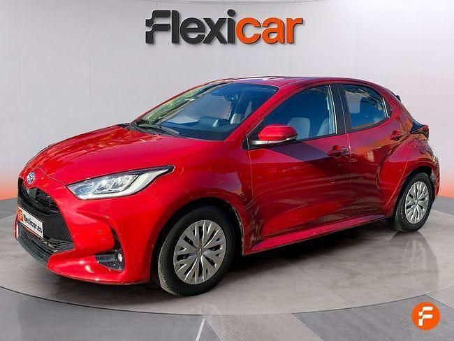 Usado Toyota Yaris Hybrid Active 116 CV (85 kW) 2023 Rojo Berlina