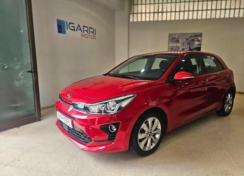 Usado Kia Rio 100 CV (73 kW) 2021 Rojo Berlina