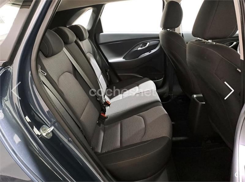 Usado Hyundai i30 110 CV (80 kW) 2022 Blanco Berlina