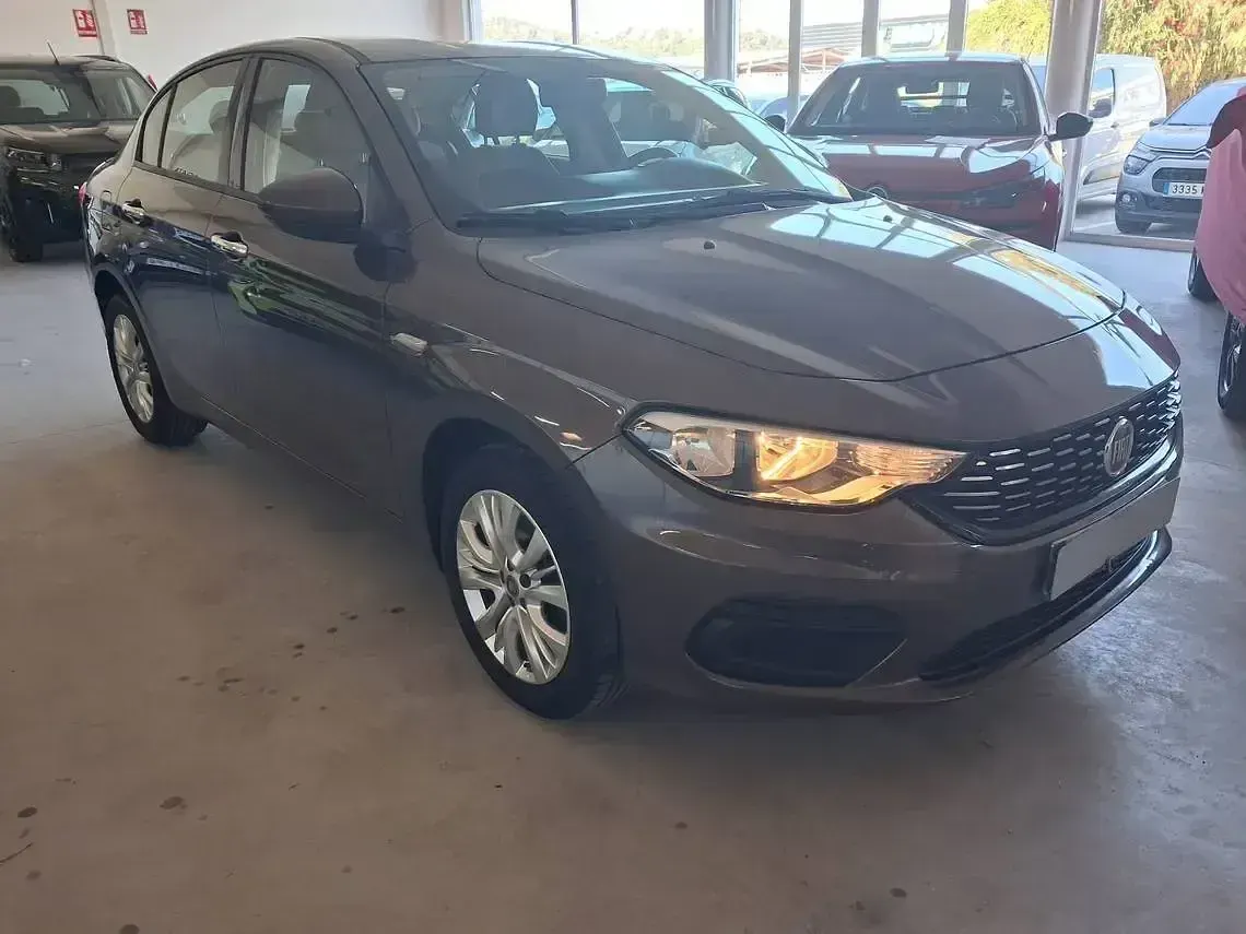 Occasion Fiat Tipo Lounge 95 PK (69 kW) 2017 Rood Sedan