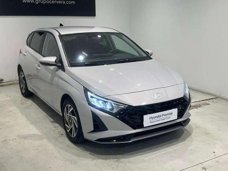 Usado Hyundai i20 101 CV (74 kW) 2025 Gris Utilitario