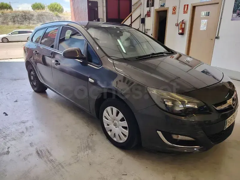 Usado Opel Astra Excellence 110 CV (80 kW) 2013 Gris / plata Familiar