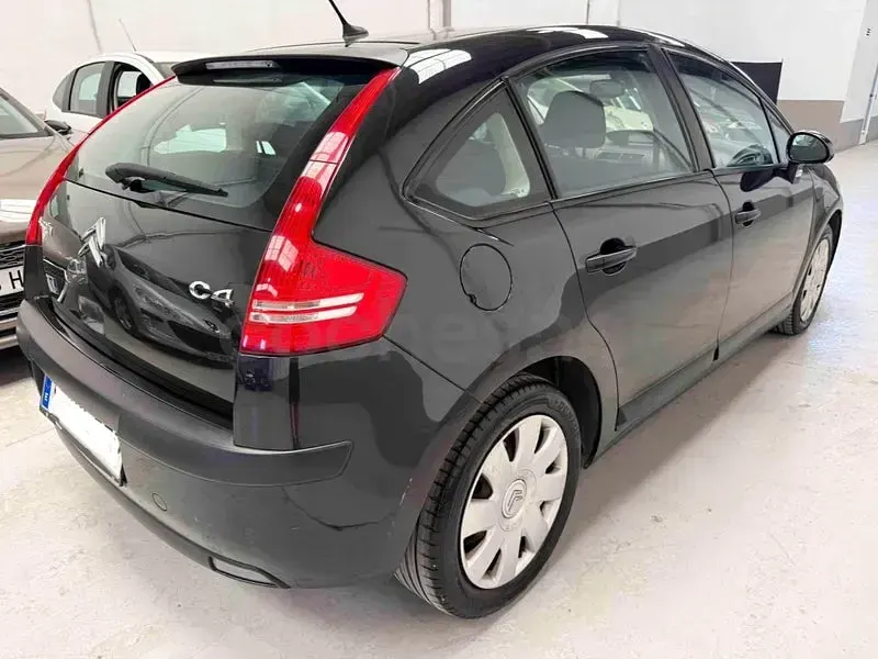 Usado Citroën C4 92 CV (67 kW) 2005 Negro Berlina