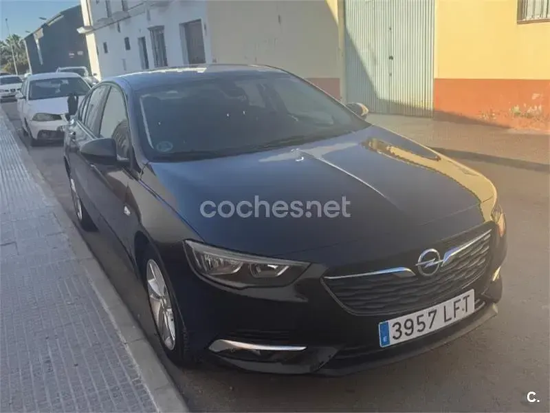 Usado Opel Insignia Selective 110 CV (80 kW) 2020 Negro Berlina
