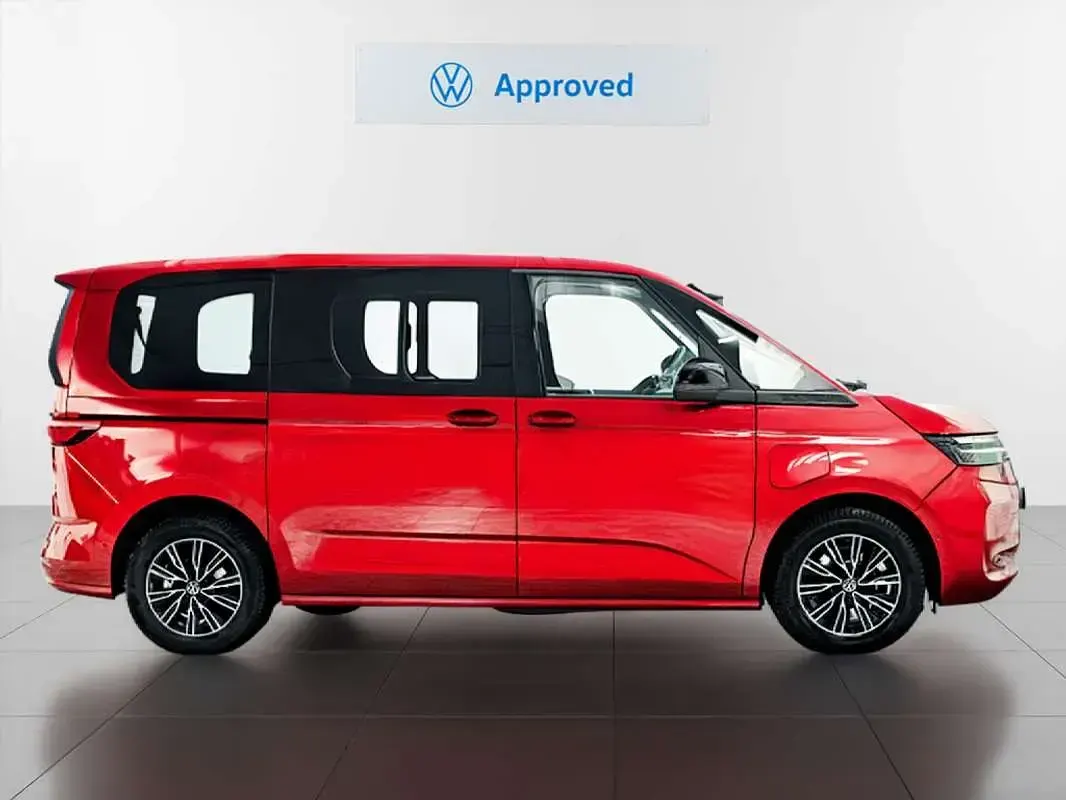 Usado VW Multivan Life 177 CV (130 kW) 2025 Rojo Monovolumen