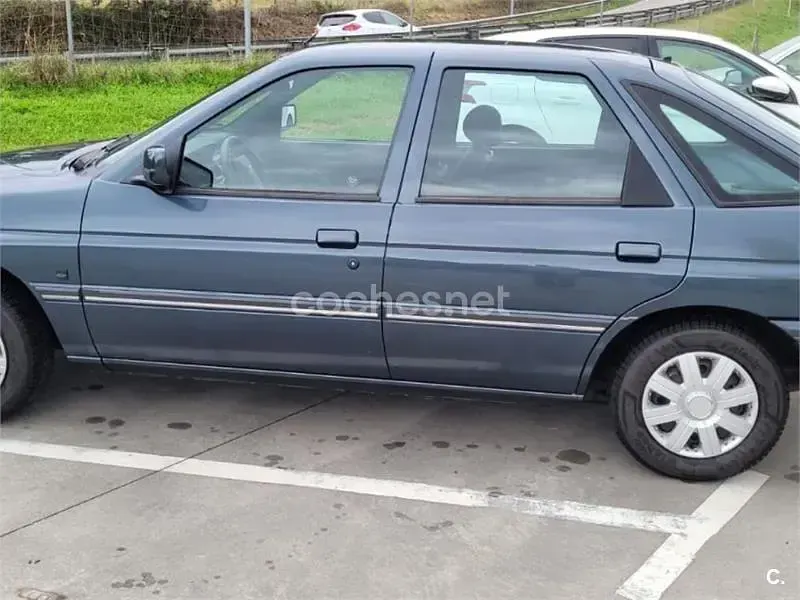 Usado Ford Escort 90 CV (66 kW) 1994 Azul Berlina