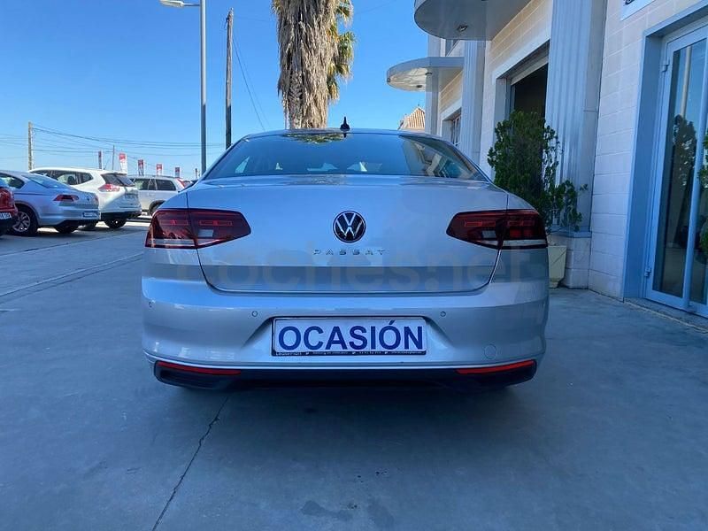 Usado VW Passat Business 150 CV (110 kW) 2021 Gris / plata Berlina