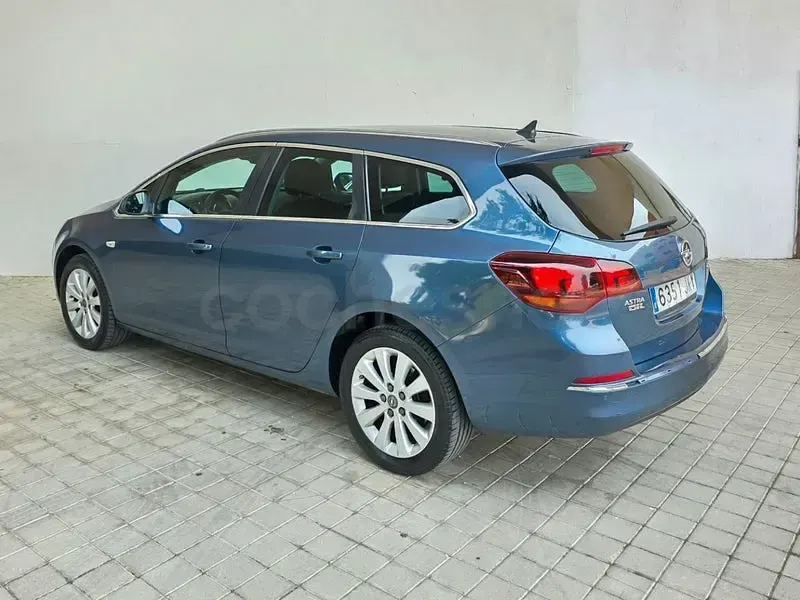 Usado Opel Astra Selective 136 CV (100 kW) 2016 Azul Familiar