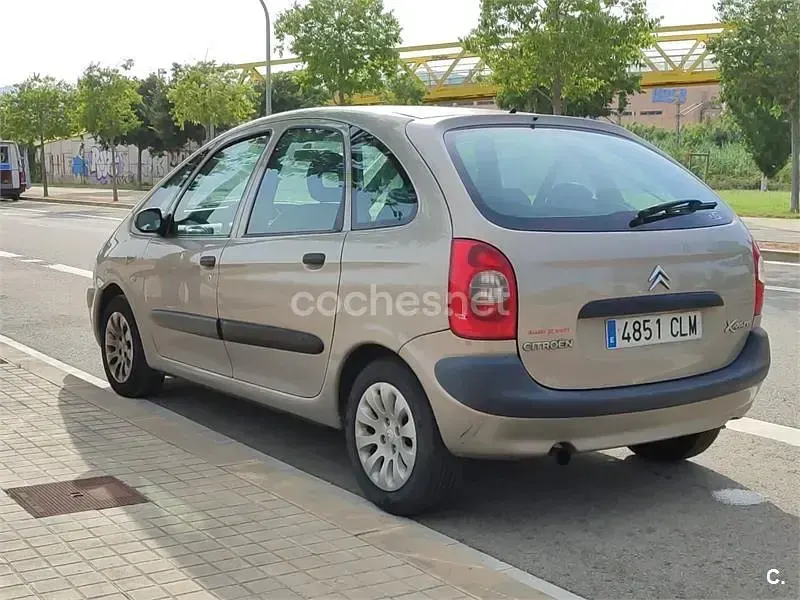 Usado Citroën Xsara Picasso Exclusive 90 CV (66 kW) 2003 Beige Monovolumen