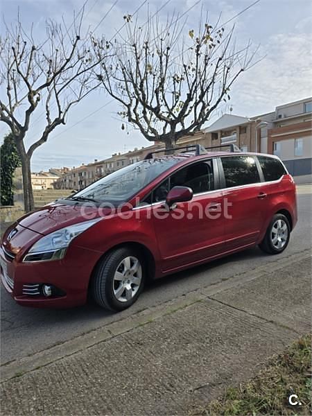 Usado Peugeot 5008 Premium 110 CV (80 kW) 2010 Rojo Monovolumen