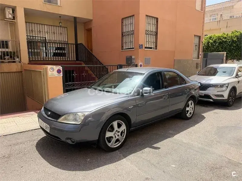 Usado Ford Mondeo Trend 130 CV (95 kW) 2002 Gris / plata Berlina