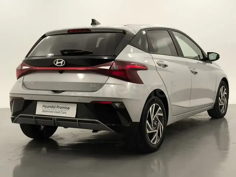 Usado Hyundai i20 100 CV (73 kW) 2025 Gris / plata Utilitario