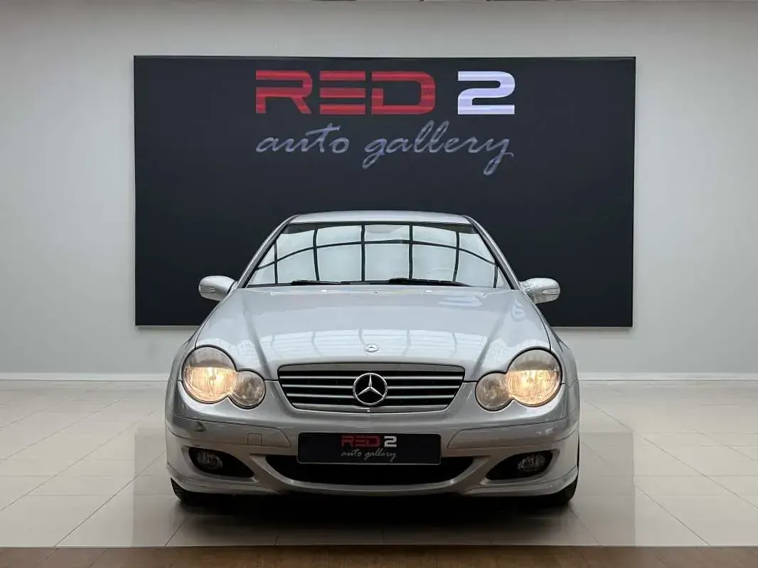 Usado Mercedes C180 Avantgarde 143 CV (105 kW) 2005 Plateado Berlina