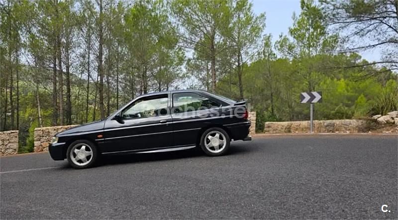Usado Ford Escort RS 150 CV (110 kW) 1996 Negro Berlina