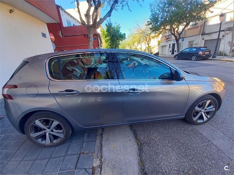 Usado Peugeot 308 Allure 120 CV (88 kW) 2017 Gris / plata Berlina