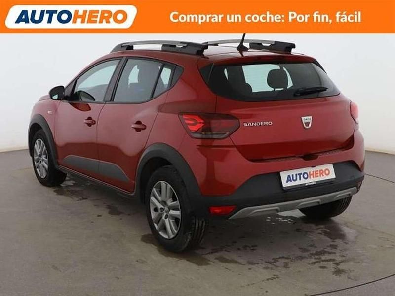 Usado Dacia Sandero Comfort 90 CV (66 kW) 2022 Rojo Utilitario