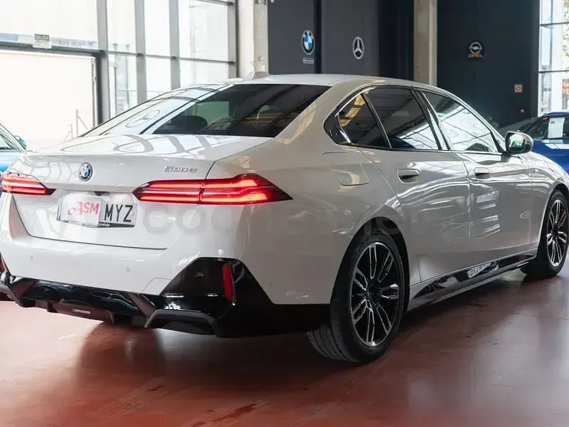 Usado BMW 530e Comfort Edition 299 CV (219 kW) 2025 Blanco Berlina