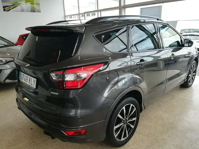 Usado Ford Kuga ST-Line 150 CV (110 kW) 2018 Gris / plata SUV
