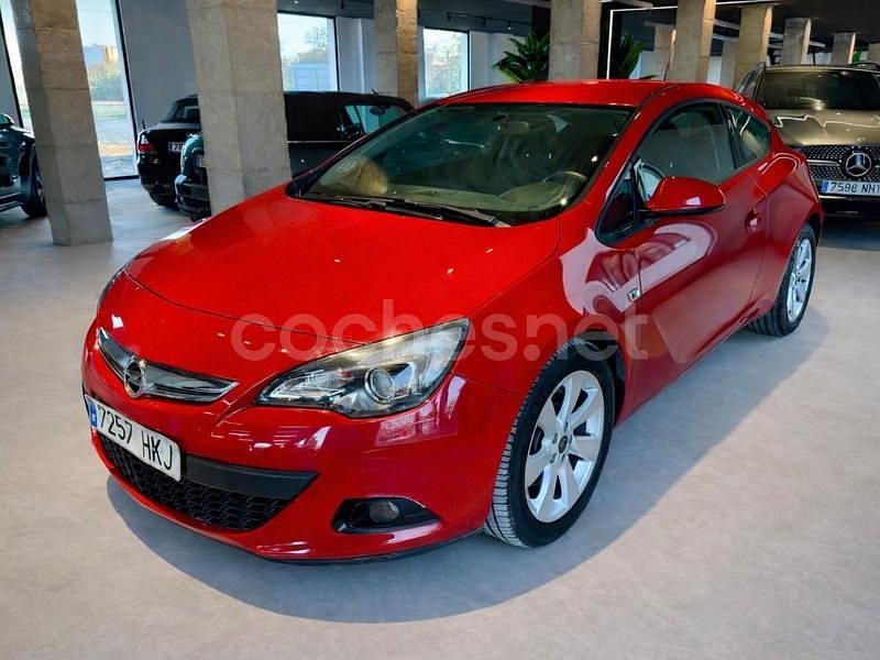 Usado Opel Astra GTC Sportive 165 CV (121 kW) 2013 Rojo Berlina