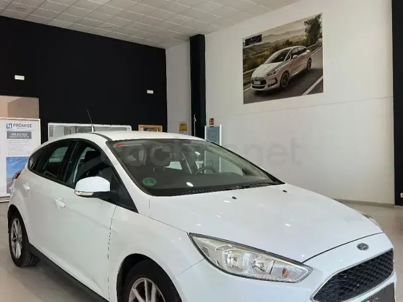 Usado Ford Focus Trend 120 CV (88 kW) 2016 Blanco Berlina