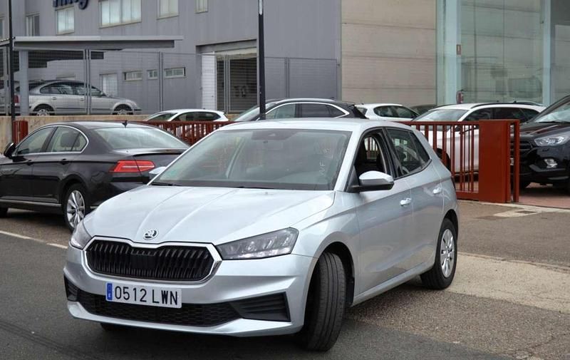 Usado Skoda Fabia Active 80 CV (58 kW) 2022 Gris / plata Utilitario