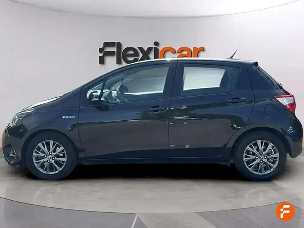 Usado Toyota Yaris Hybrid Active 99 CV (72 kW) 2019 Negro Utilitario