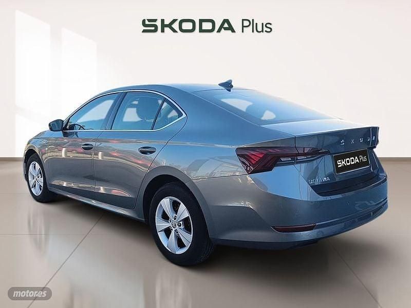 Usado Skoda Octavia Ambition 150 CV (110 kW) 2023 Gris / plata Berlina