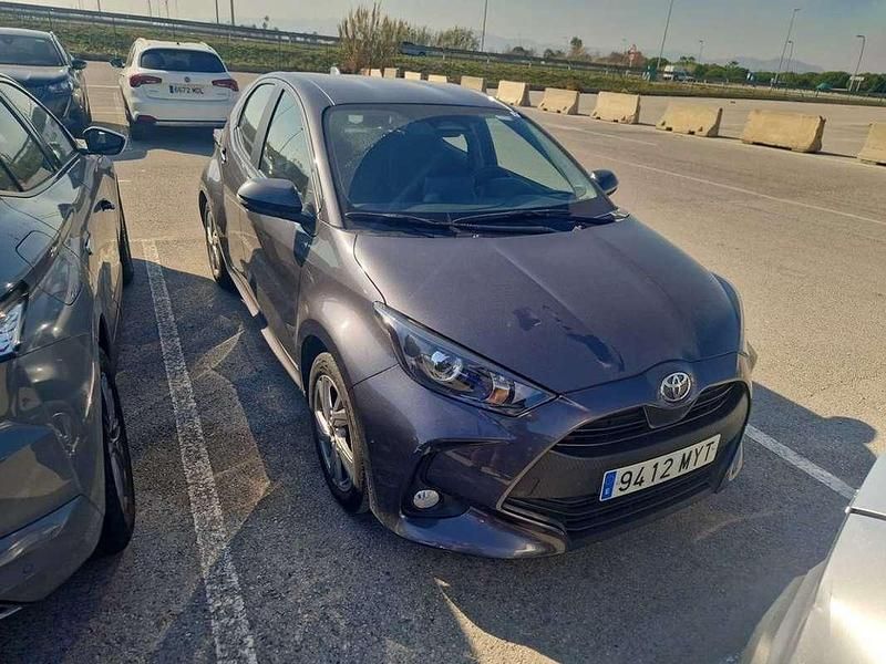 Usado Toyota Yaris Hybrid Active 116 CV (85 kW) 2025 Gris Utilitario