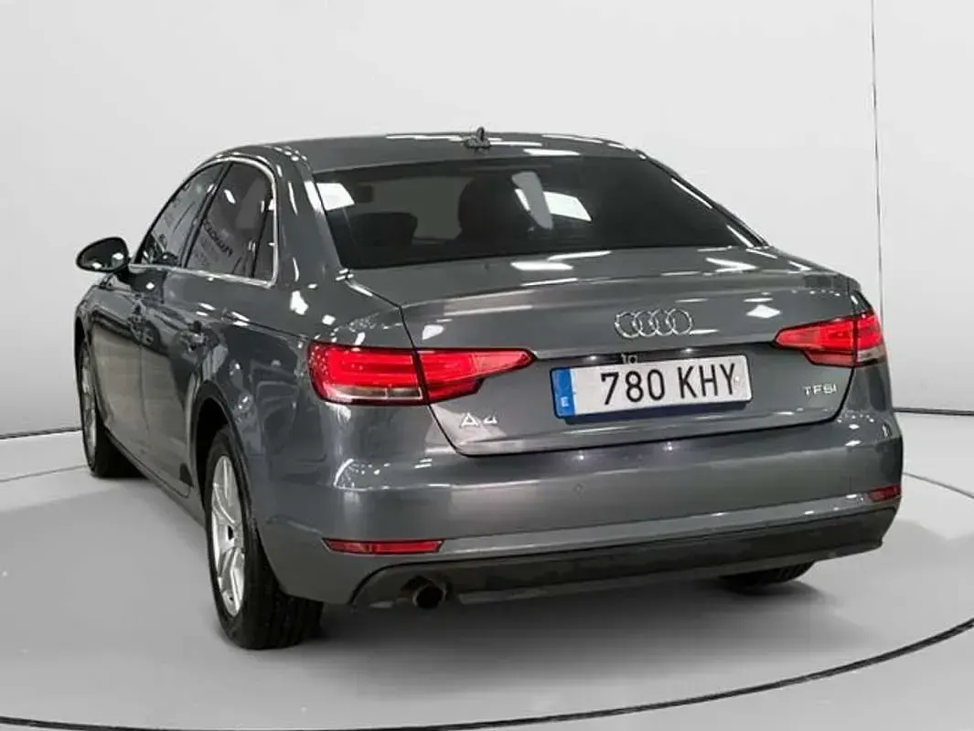Usado Audi A4 Advanced 150 CV (110 kW) 2018 Gris Berlina